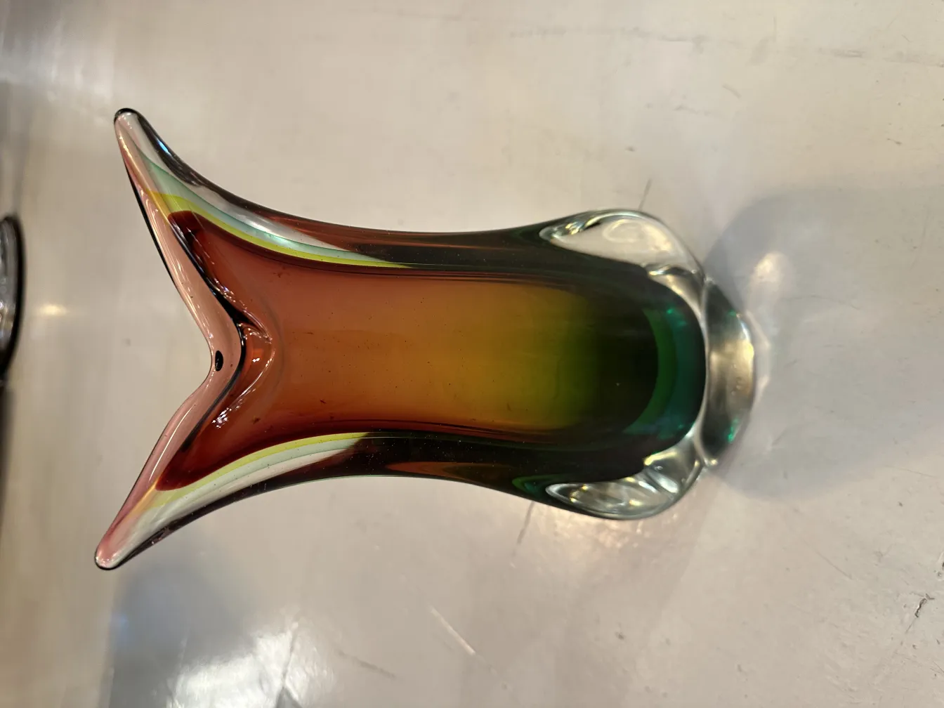 vaso di murano in colori vivaci e forma unica