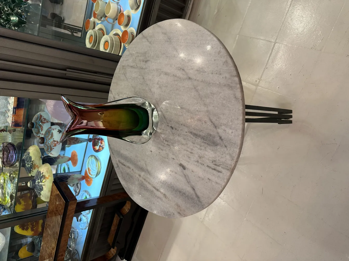 vase di murano colorato su un tavolo