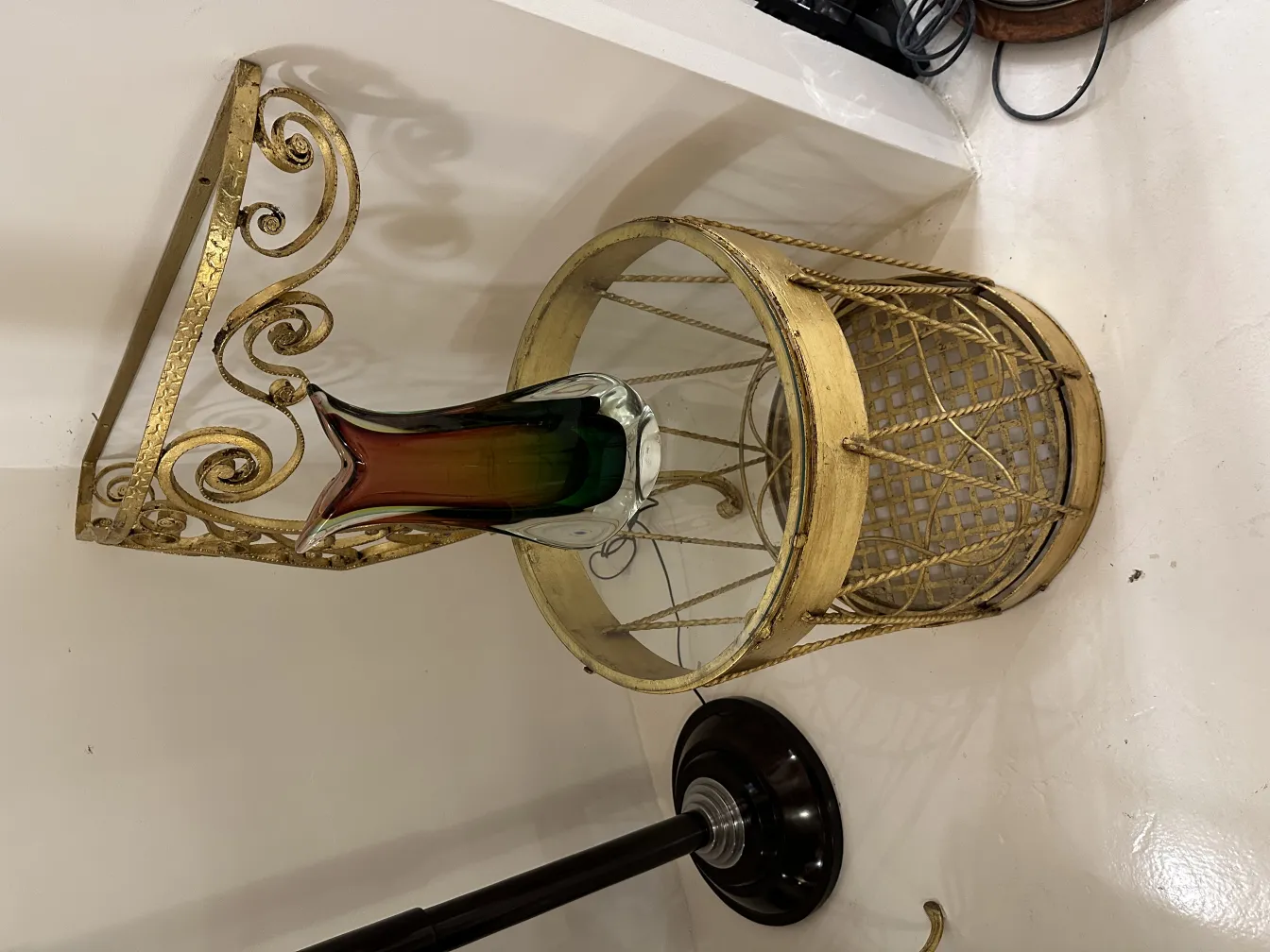 vase murano ancien avec des couleurs vives dans un cadre classique