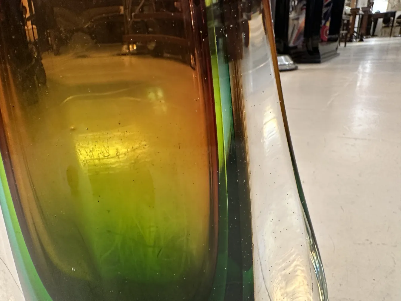 古董穆拉诺花瓶带有色彩鲜艳的设计