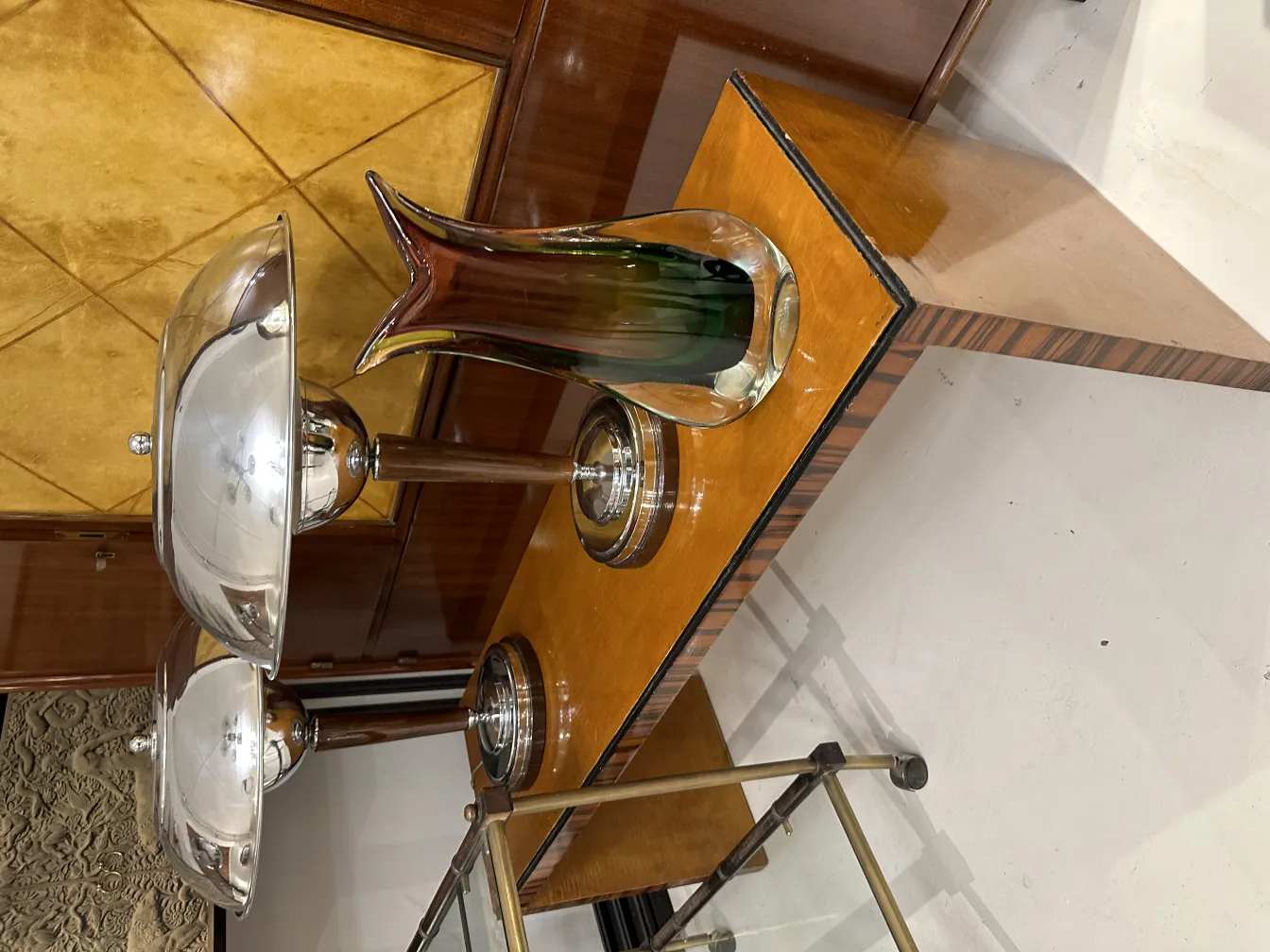 Murano-Glas vor modernem Hintergrund mit elegantem Design