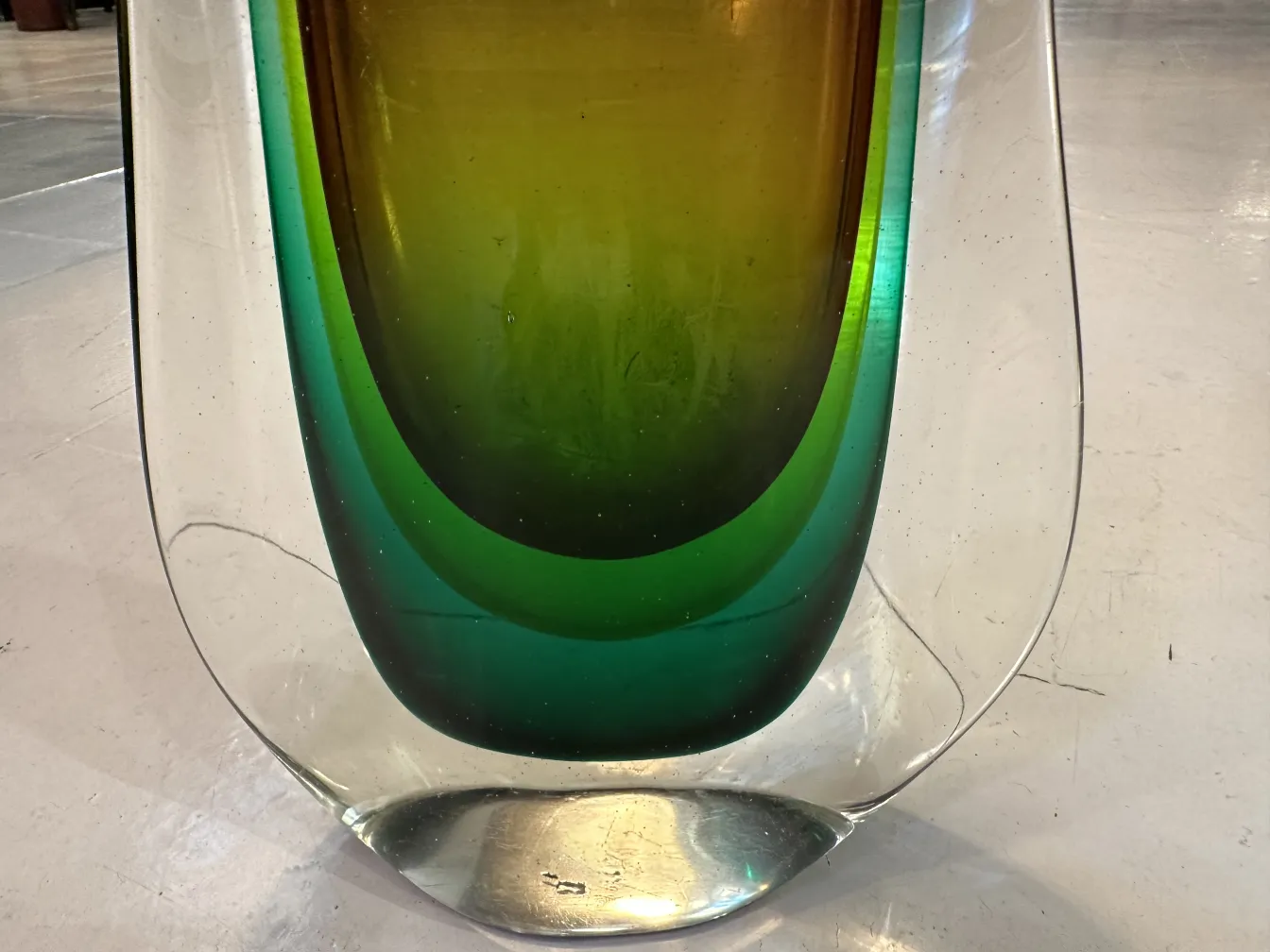 vaso de murano antigo com cores vibrantes e formas elegantes