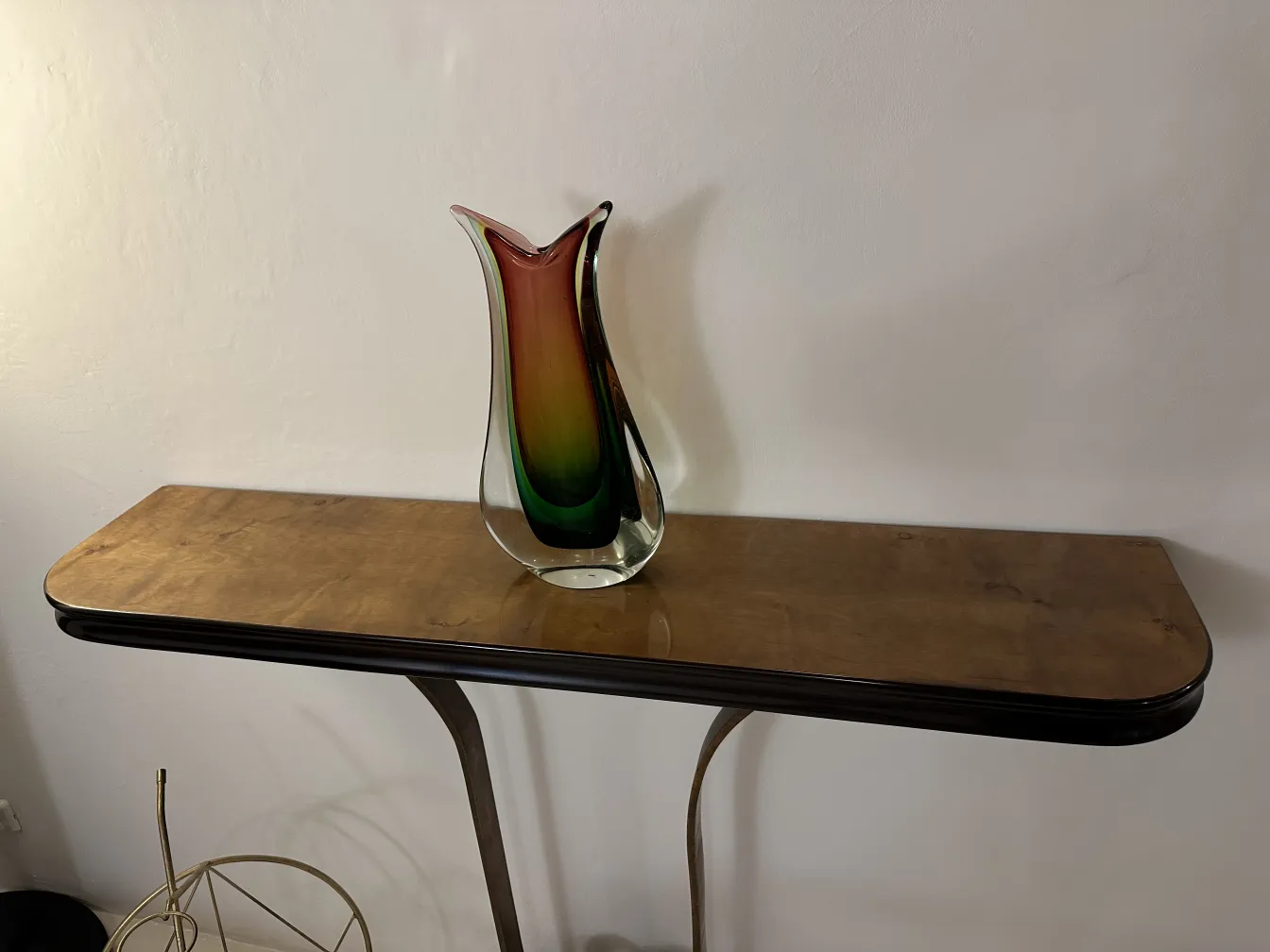 vaso de murano em uma mesa elegante, cor verde e vermelho, antiguidade