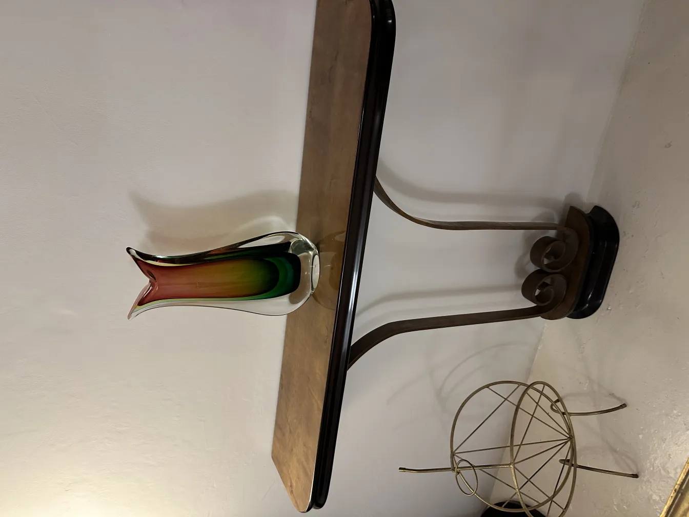 vaso di murano antico in rosso e verde, che decora un tavolo