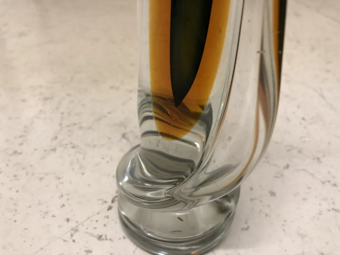 古董穆拉诺花瓶与多彩设计在中性环境中