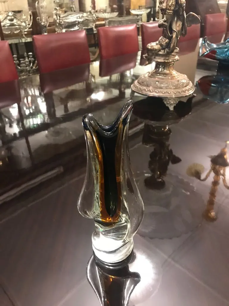 vaso de murano estilizado sobre mesa com ambiente elegante