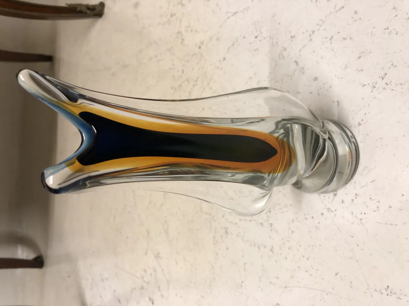 vase antique de murano avec des formes élégantes et des couleurs vives sur fond clair