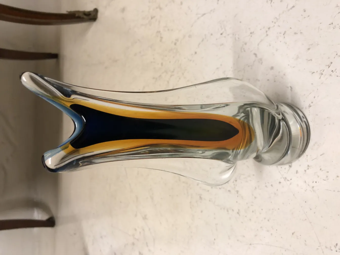 vase antico di murano con forma stilizzata e colori vivaci su sfondo chiaro