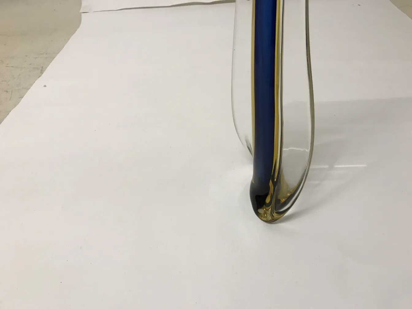 vaso antigo com contorno curvo e cores brilhantes