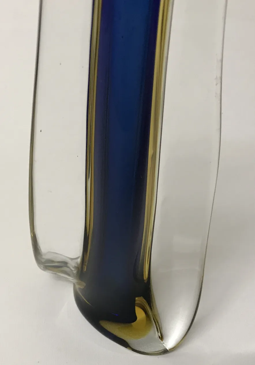 vaso de murano com formato elegante e distinto, fundo claro