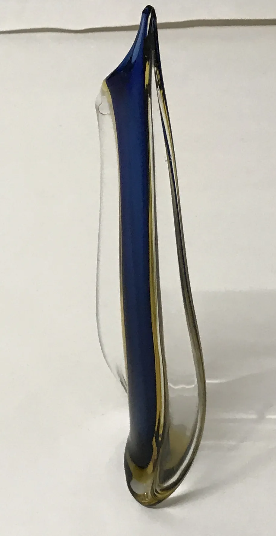 antik murano-glas mit elegantem design in blau