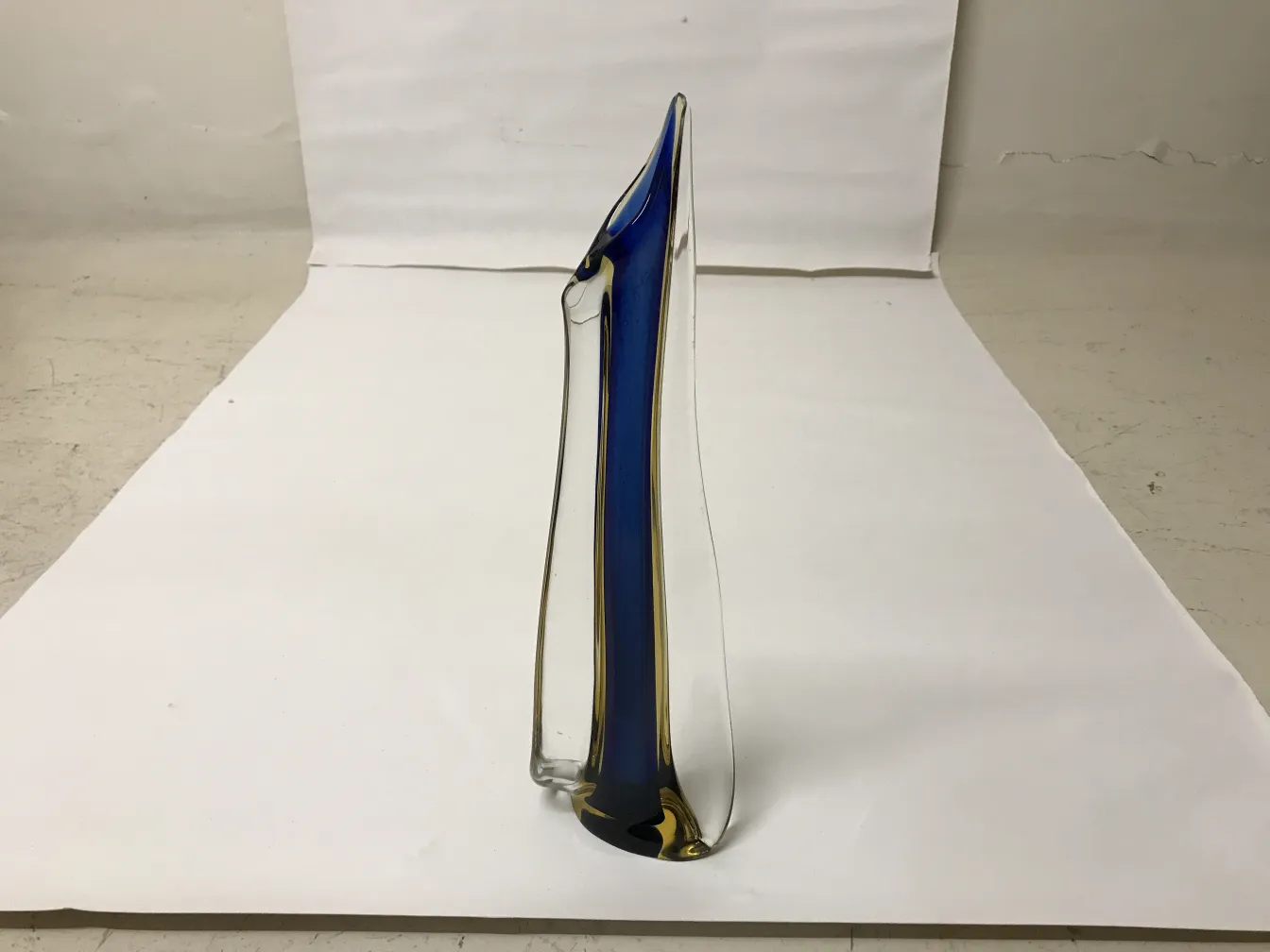 Vase murano ancien en bleu, avec une forme élégante