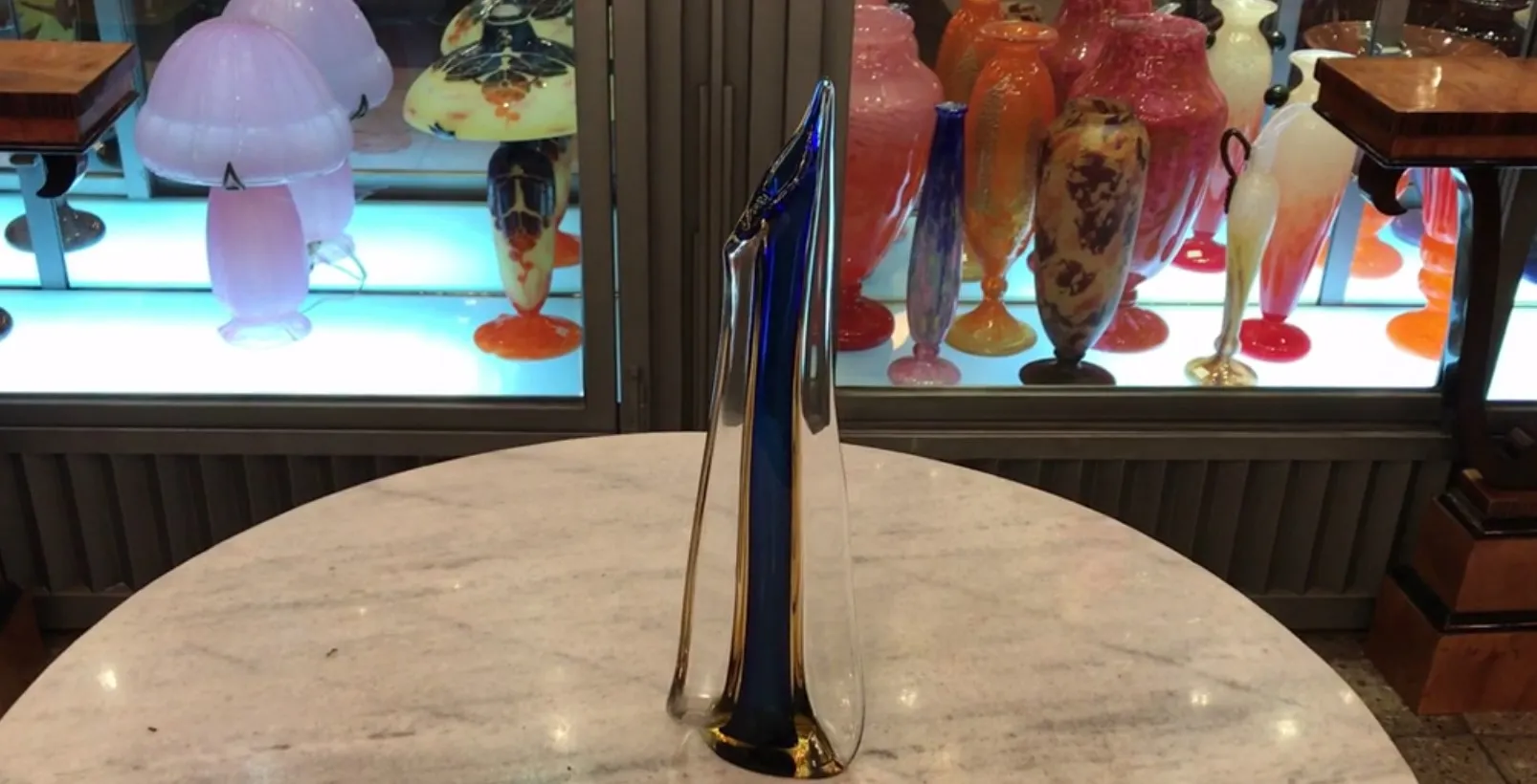 vaso di murano antico con forme eleganti e sfondo decorativo