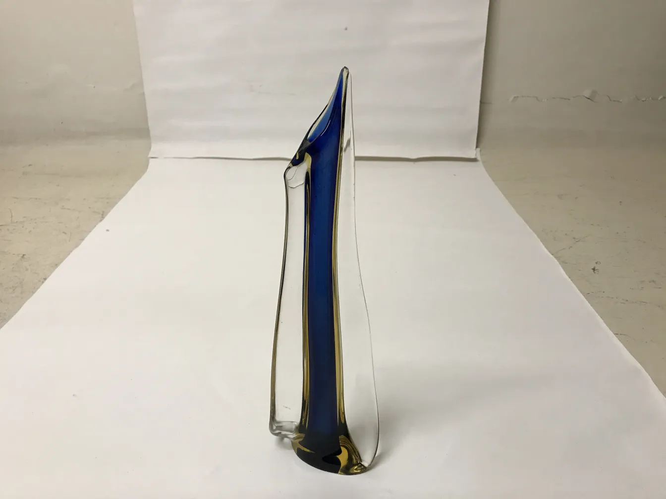 vaso di murano con forma stilizzata e colori vivaci