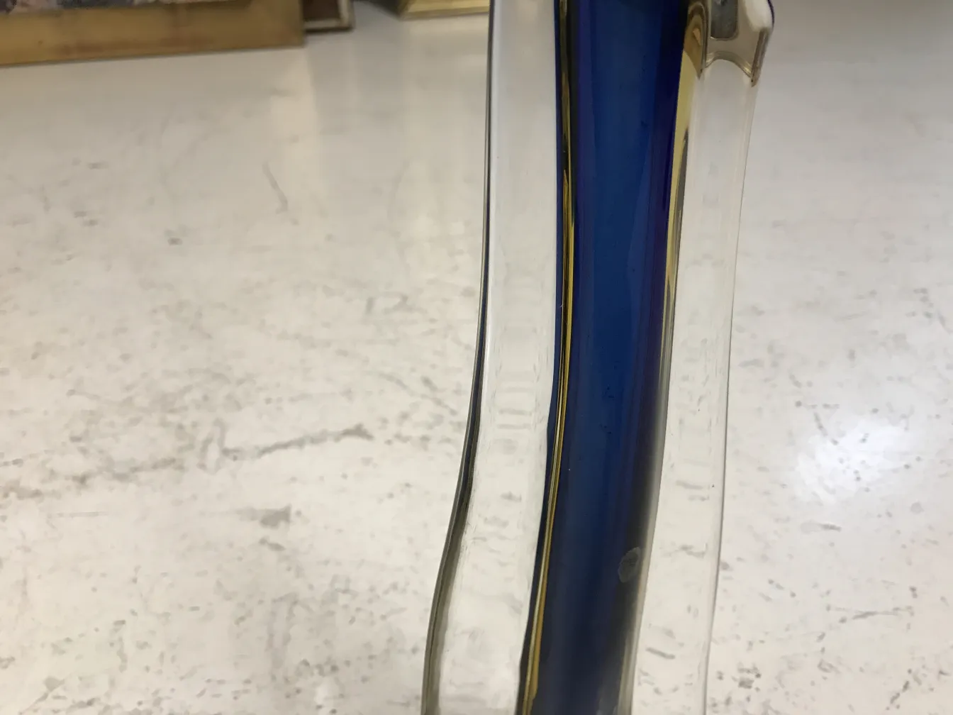 Vaso de Murano antigo com formato ondulado e cor azul