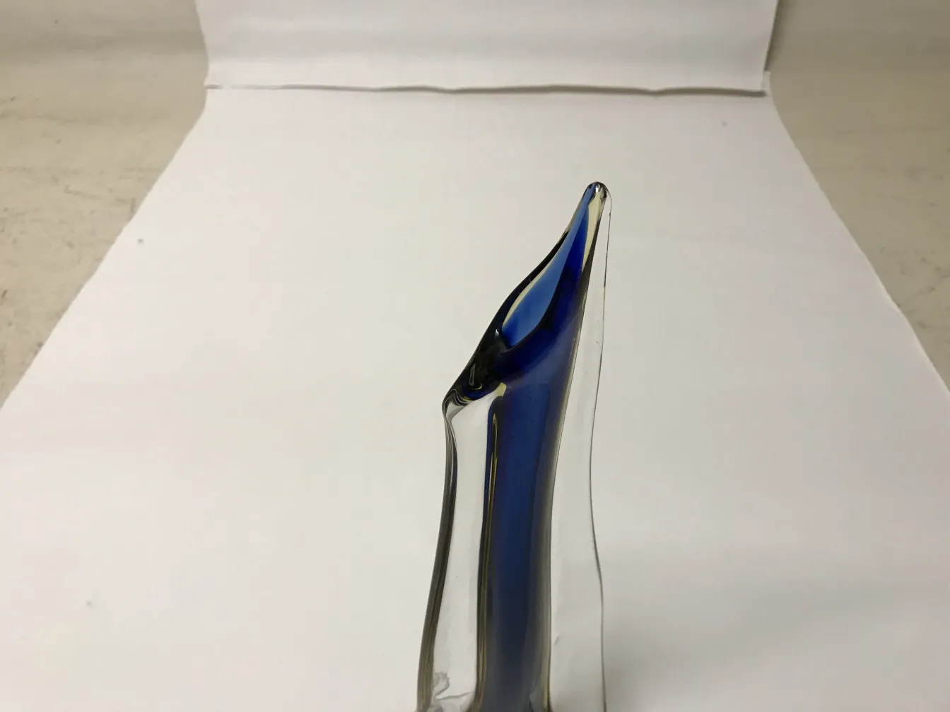 エレガントなデザインと青色のムラーノ花瓶、アンティーク。