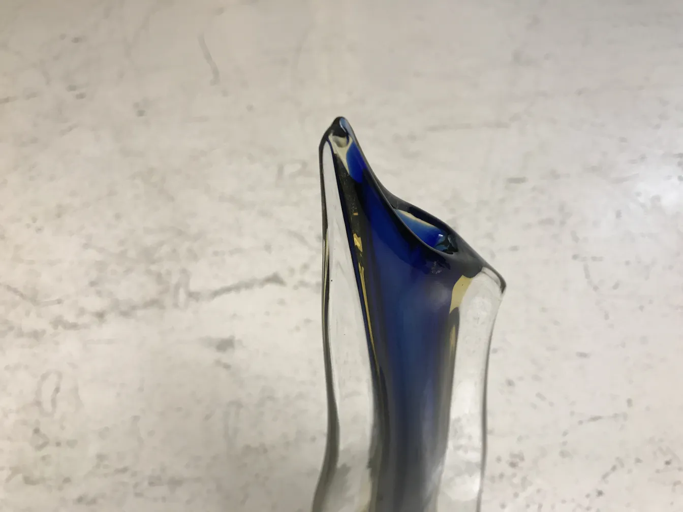 antiker murano-glas in blauer Farbe, elegant, dekorativ