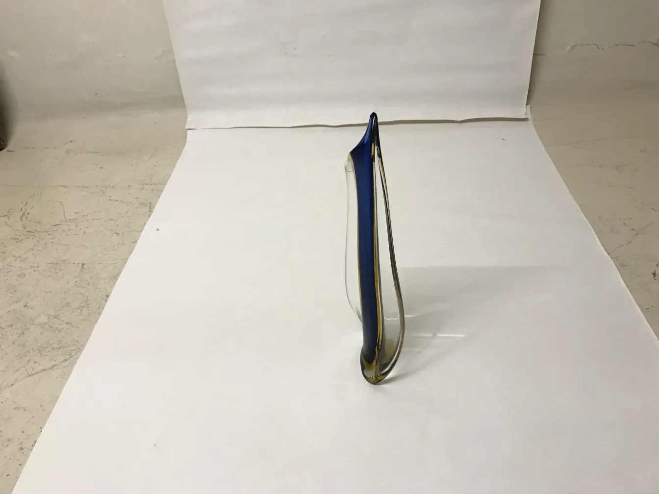 vase di murano antico con contorni eleganti e decorativi, sfondo bianco, design stilizzato