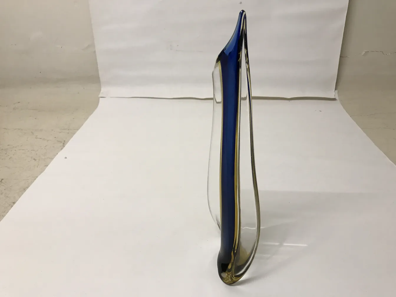 antico vaso di murano in forma elegante con dettagli blu