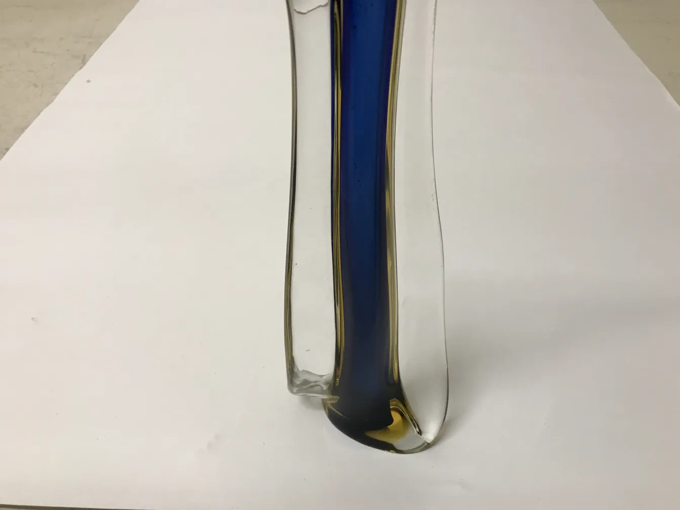 vase di murano antico con colori vivaci e forma elegante