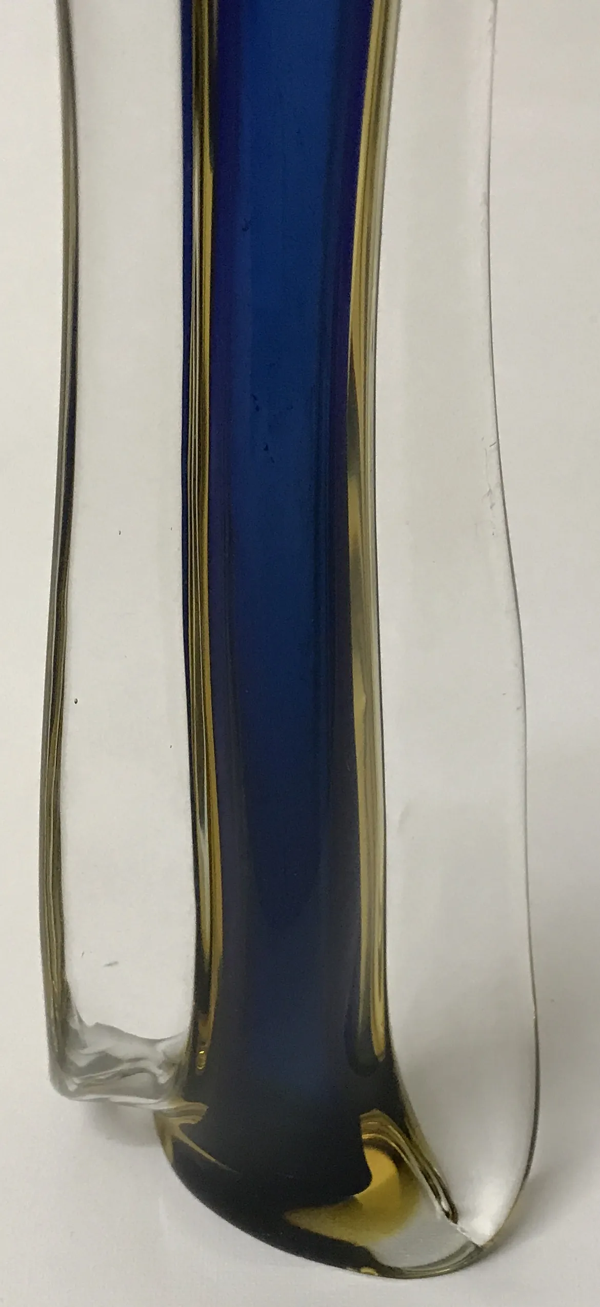 Vase Murano ancien avec des teintes bleues et dorées, design élégant