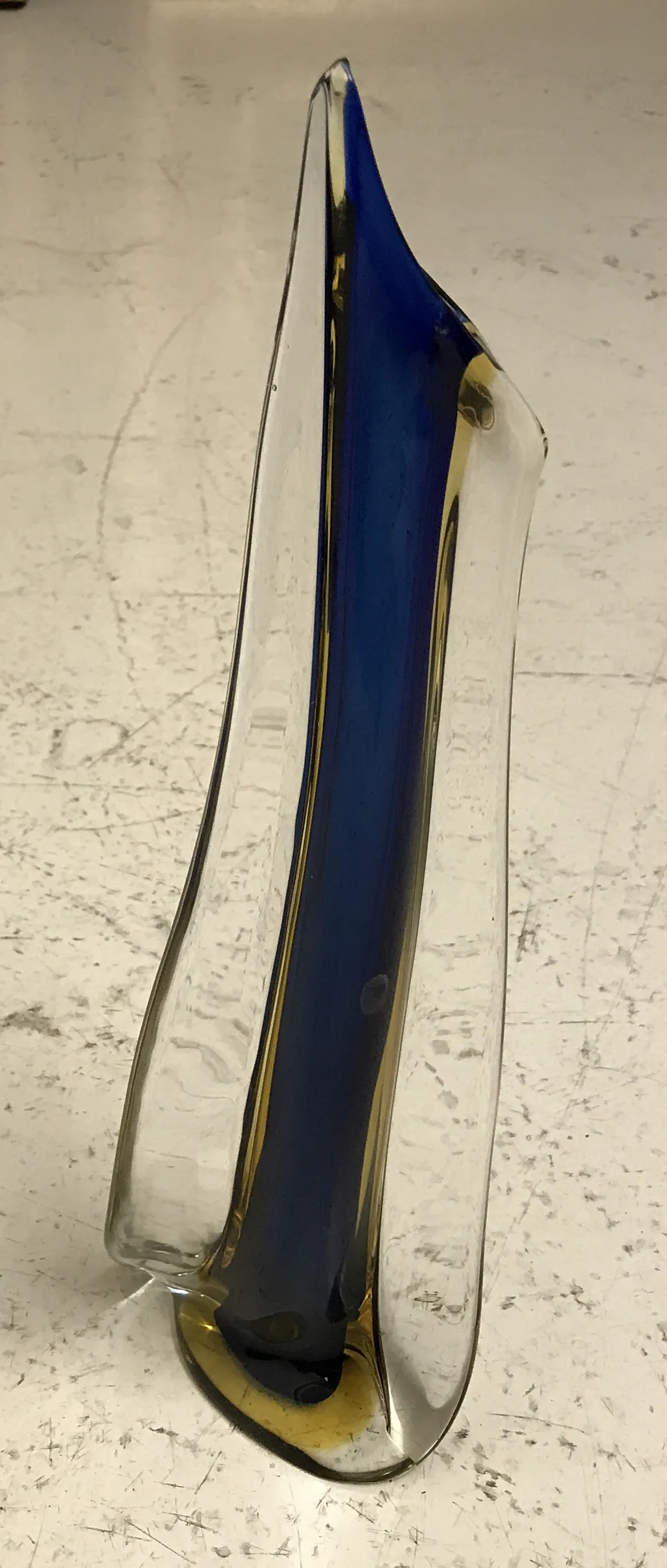 vaso di murano con forma elegante e dettagli blu