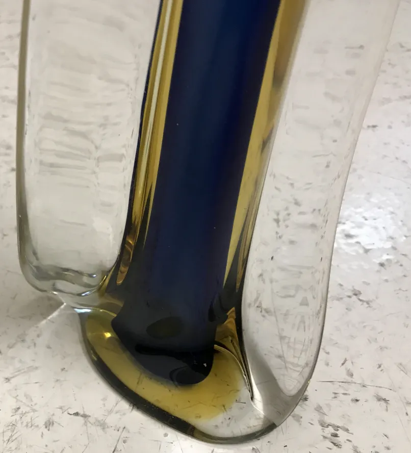 Vase antique Murano avec des couleurs vives, unique et décoratif.