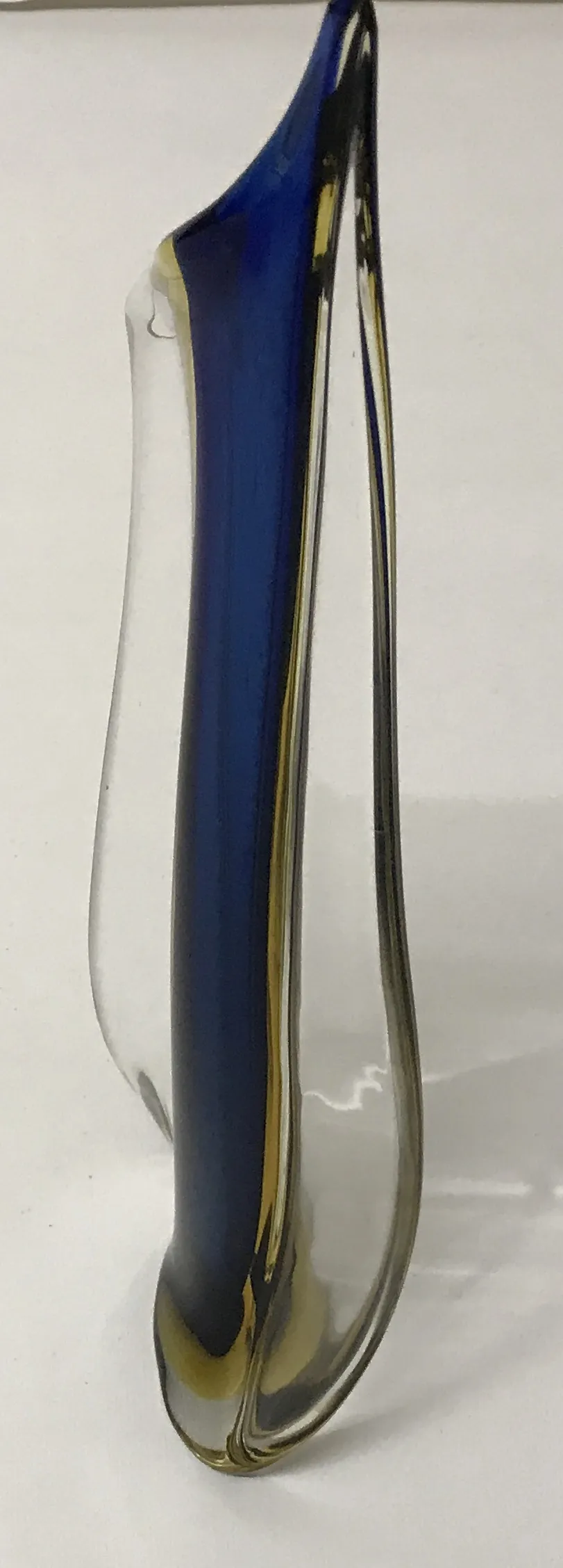 elegante vaso di murano antico con colori vivaci