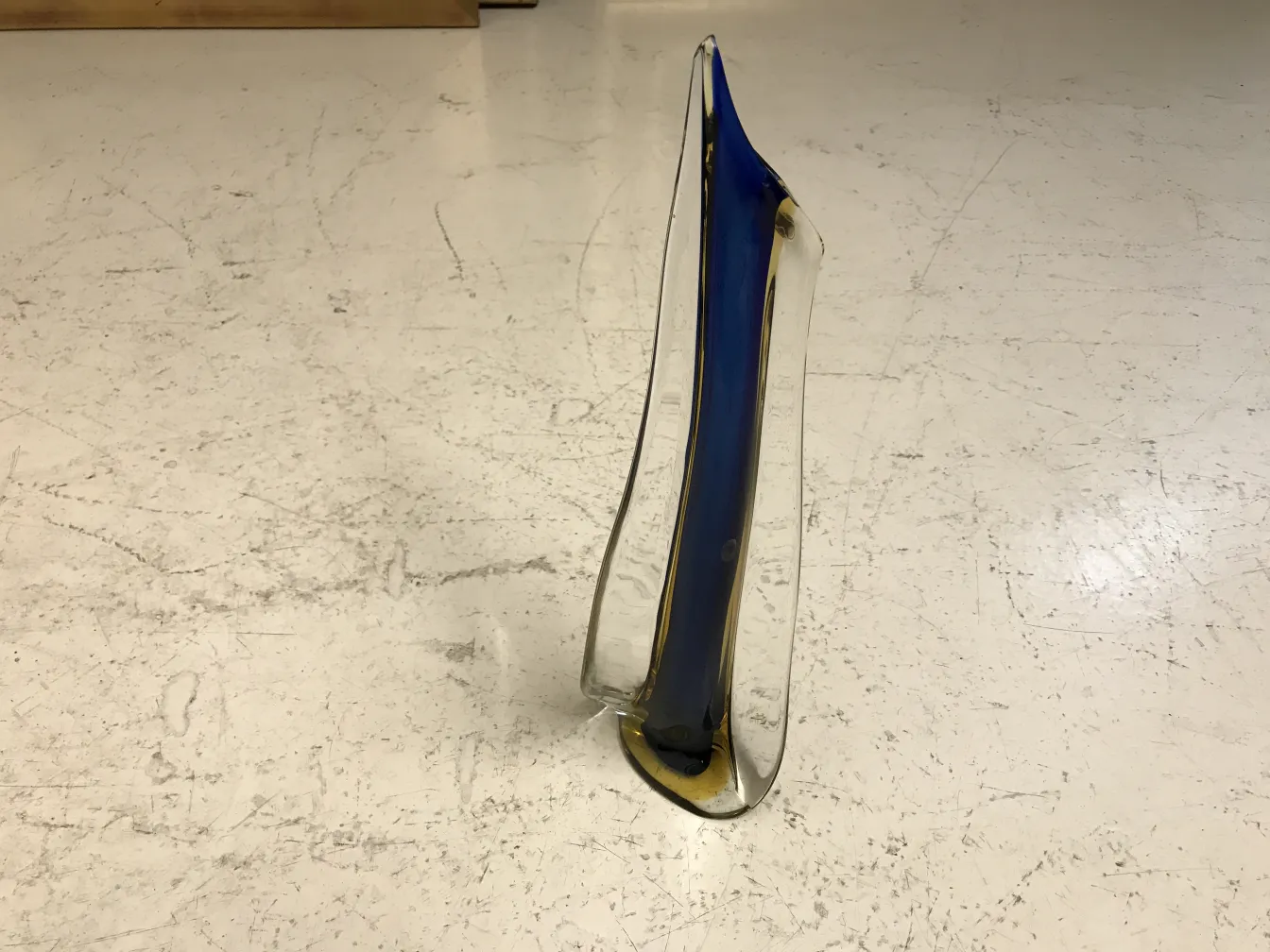 vaso de murano antigo em formato elegante de vidro azul