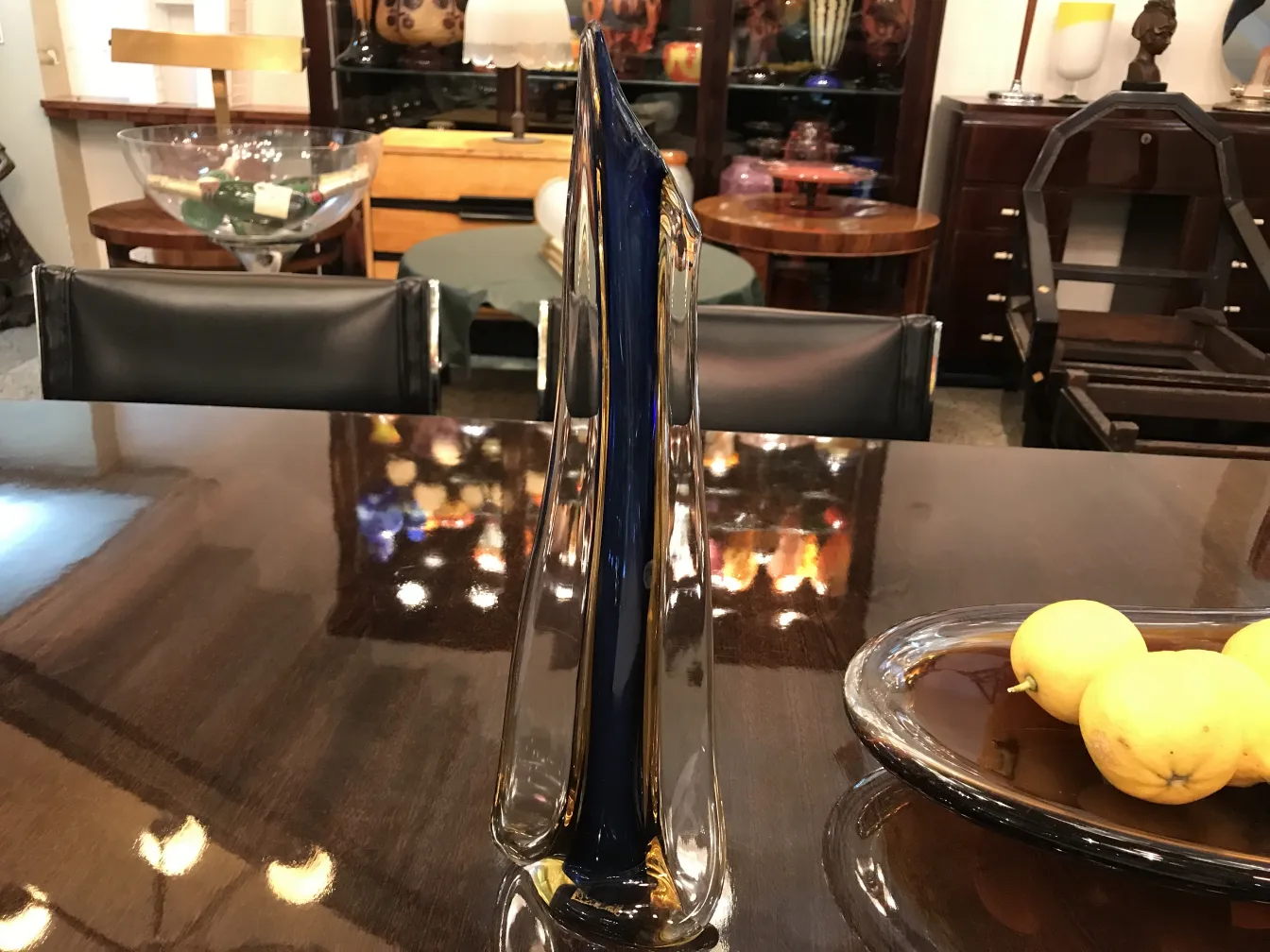 Florero de Murano antiguo en una mesa brillante con frutas