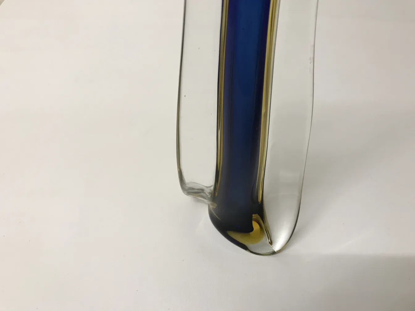 مزهرية مورانو القديمة بتفاصيل زرقاء وذهبية