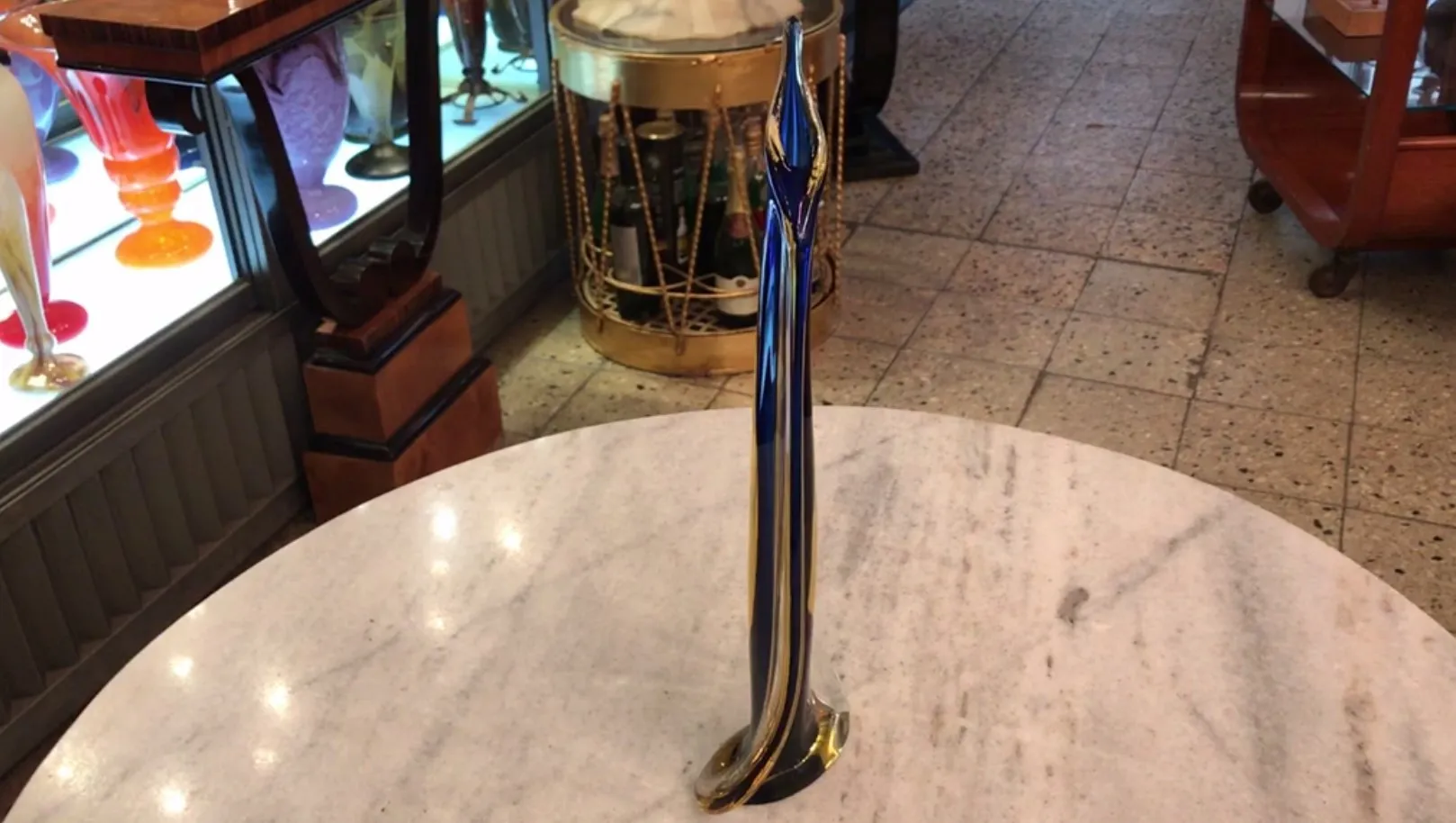 古董穆拉诺花瓶，具有优雅的形状和鲜艳的颜色，展示在古董画廊中