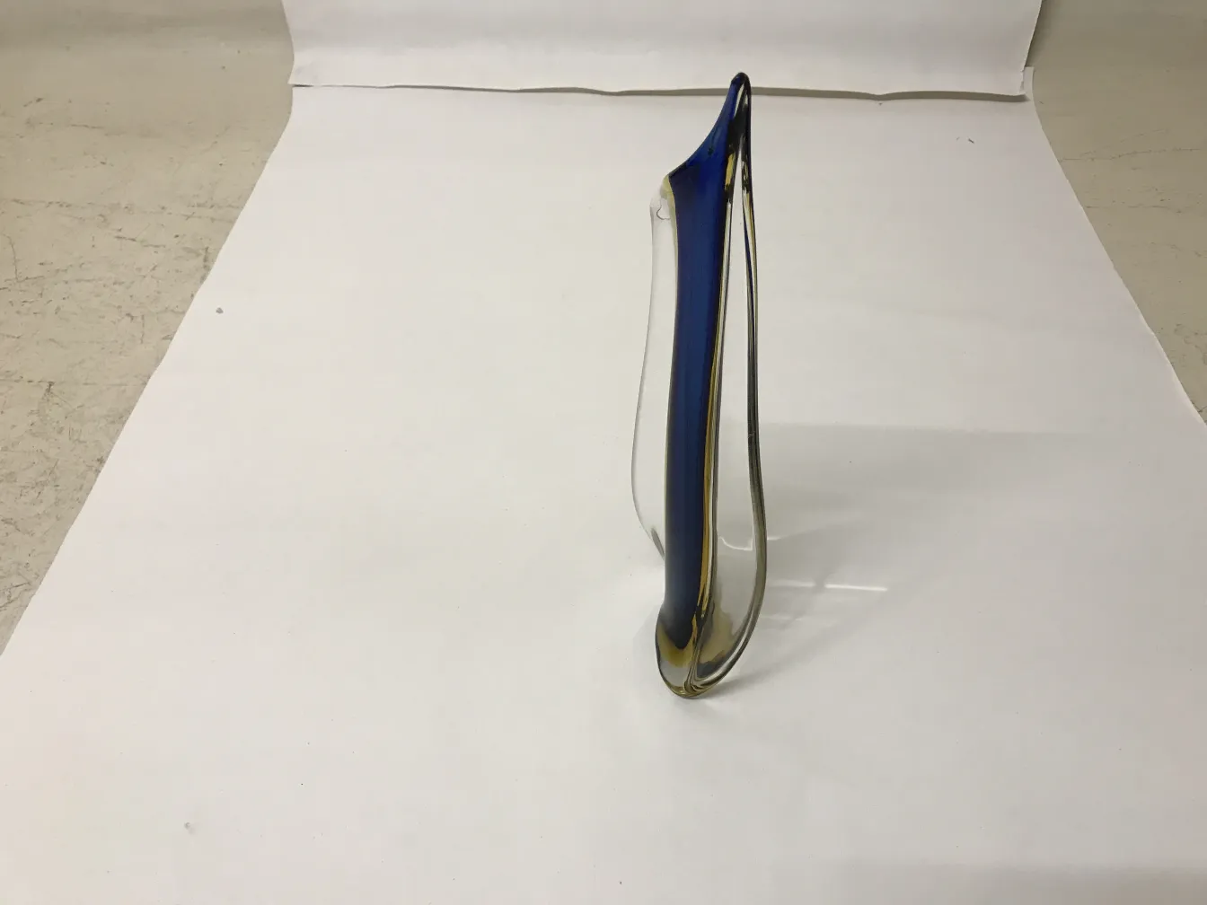 vaso de murano com forma elegante e cores vibrantes em fundo branco.