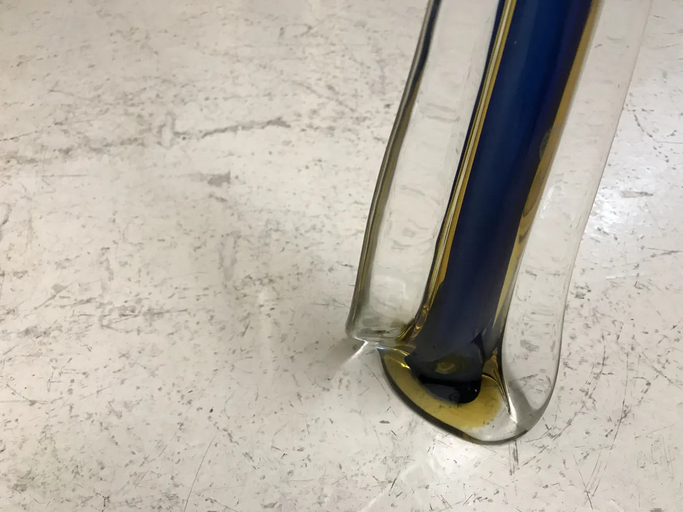 vase murano ancien avec design bleu et transparent