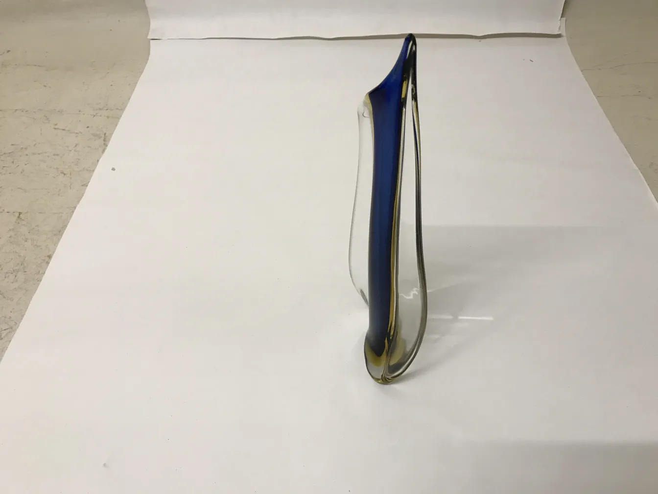 Antike Murano-Vase mit eleganten Formen und lebendigen Farben, auf weißem Hintergrund