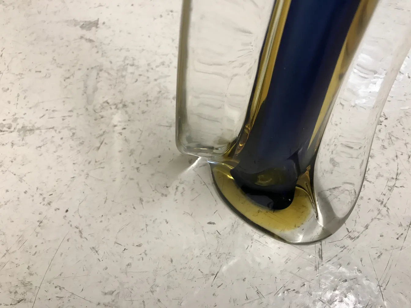 elegante murano-glas mit lebhaften Farben auf einem Tisch