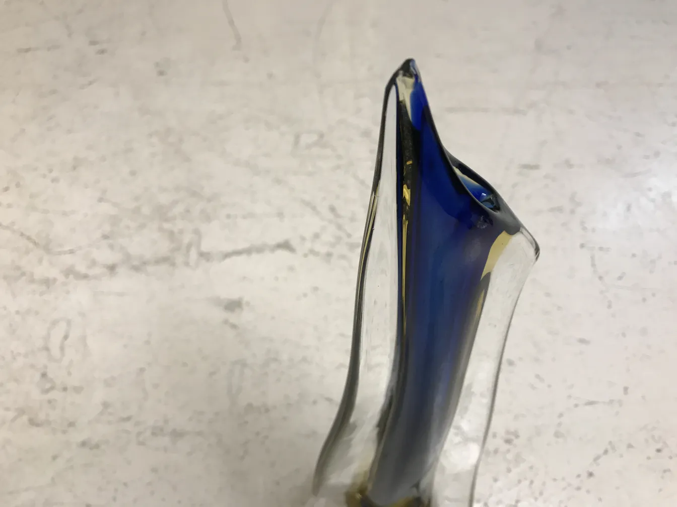 优雅细节和流线型的穆拉诺花瓶在明亮的背景上