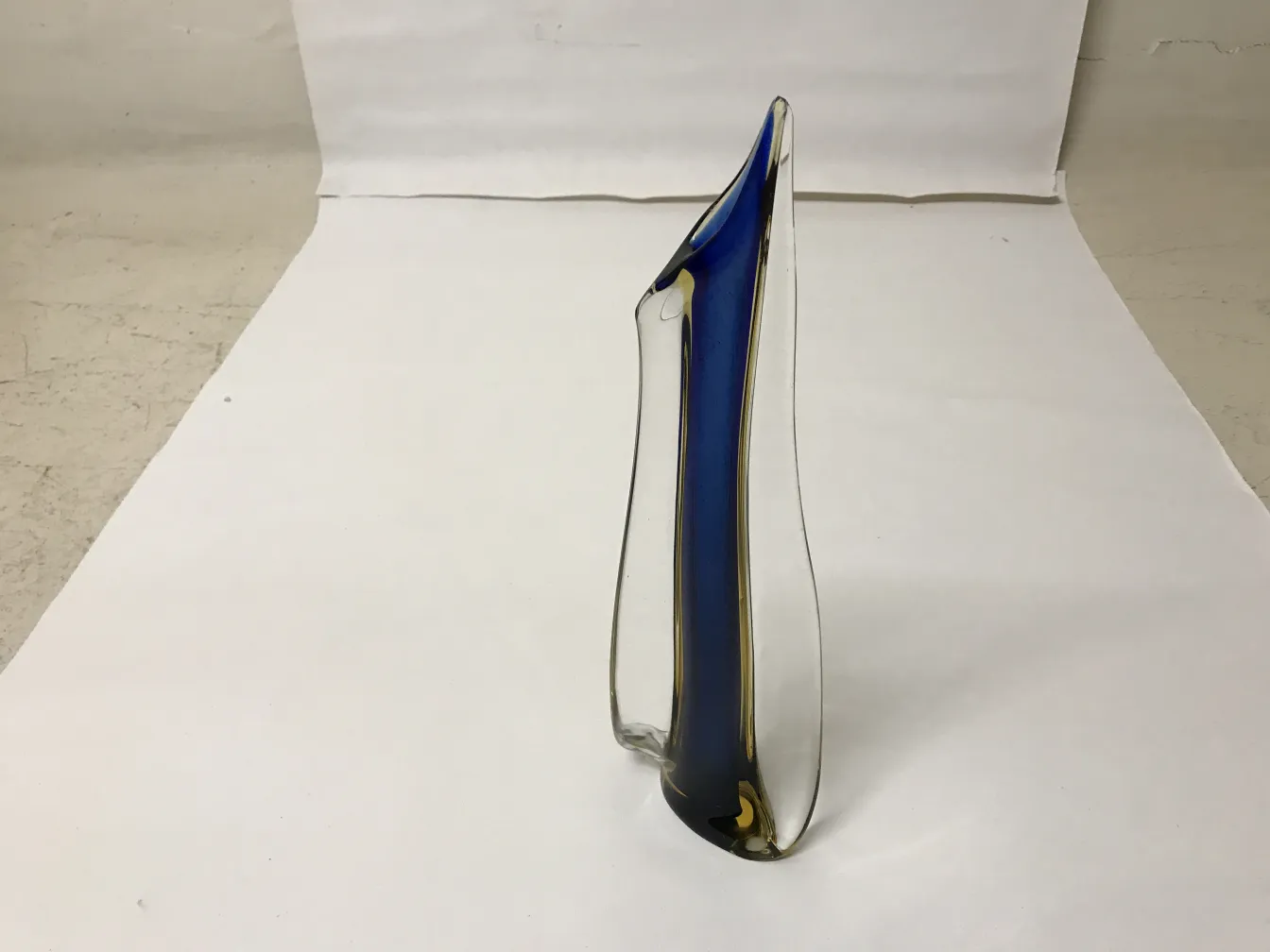 antik murano-glas mit eleganter Form und blauer Farbe