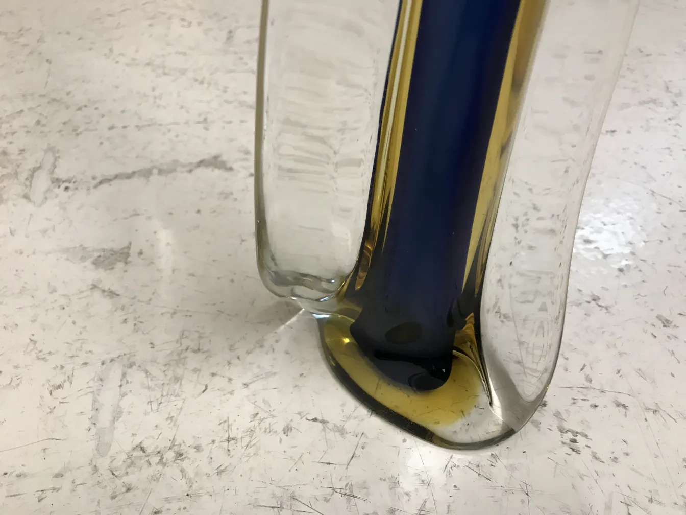 色彩鲜艳的古董穆拉诺花瓶，背景颜色明亮