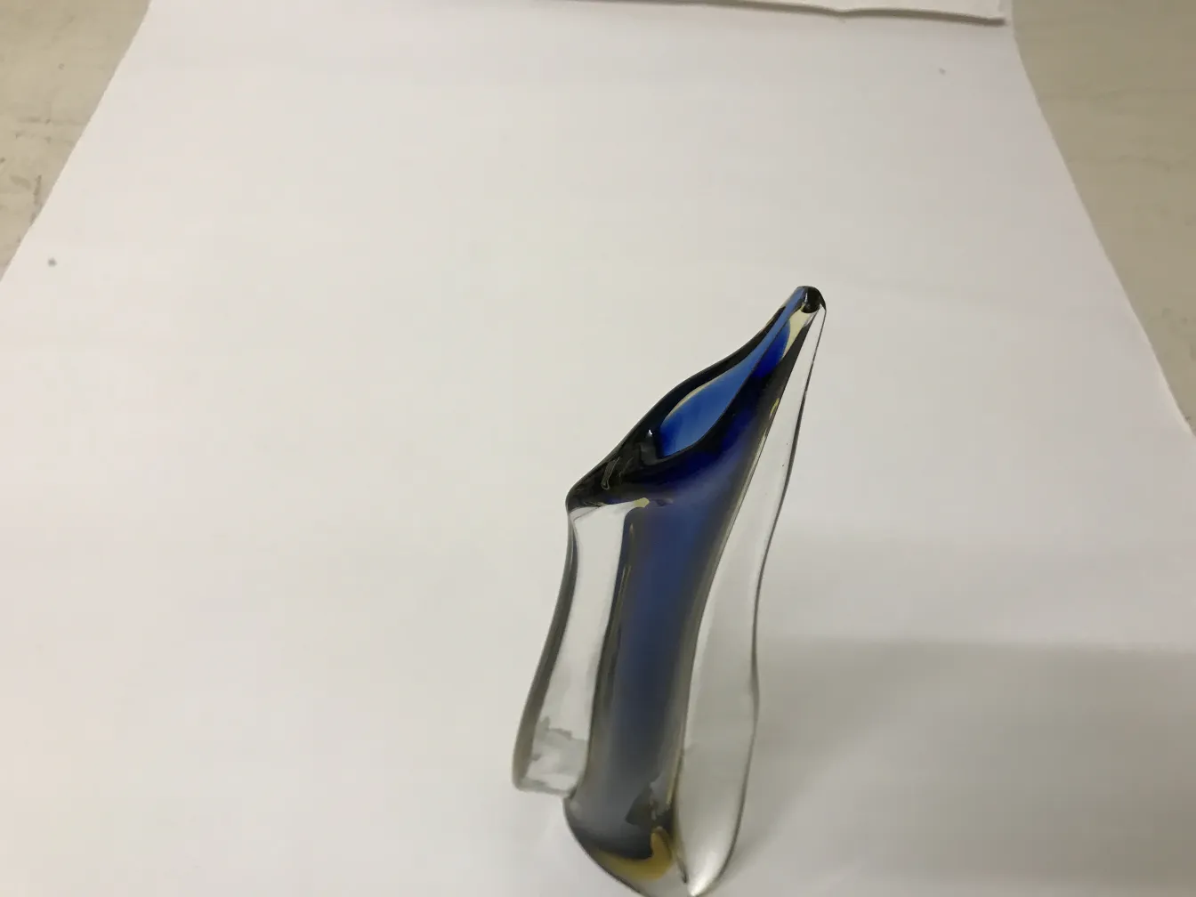 Antike Murano-Glas mit geschwungener Form und blauer Farbe