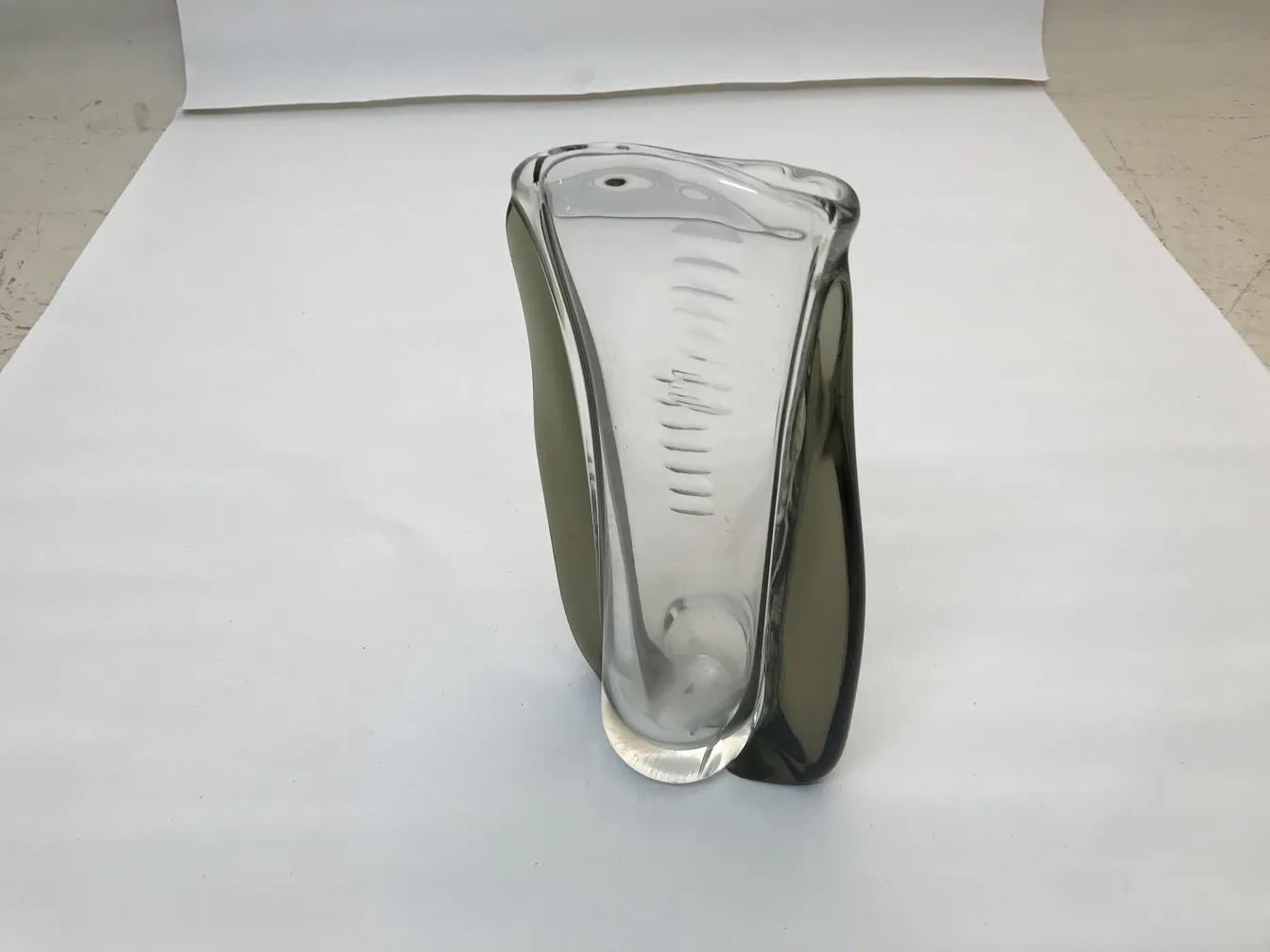 vaso di murano antico, elegante e decorativo con forme morbide