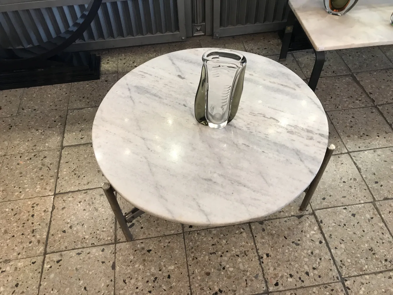 丸い大理石のテーブルの上にある古いムラーノ花瓶