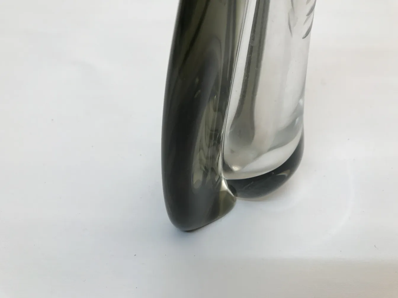 vaso de Murano antigo com forma elegante e cores suaves