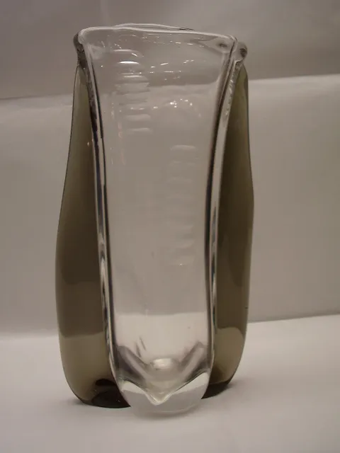 vase di murano antico con design elegante e curve