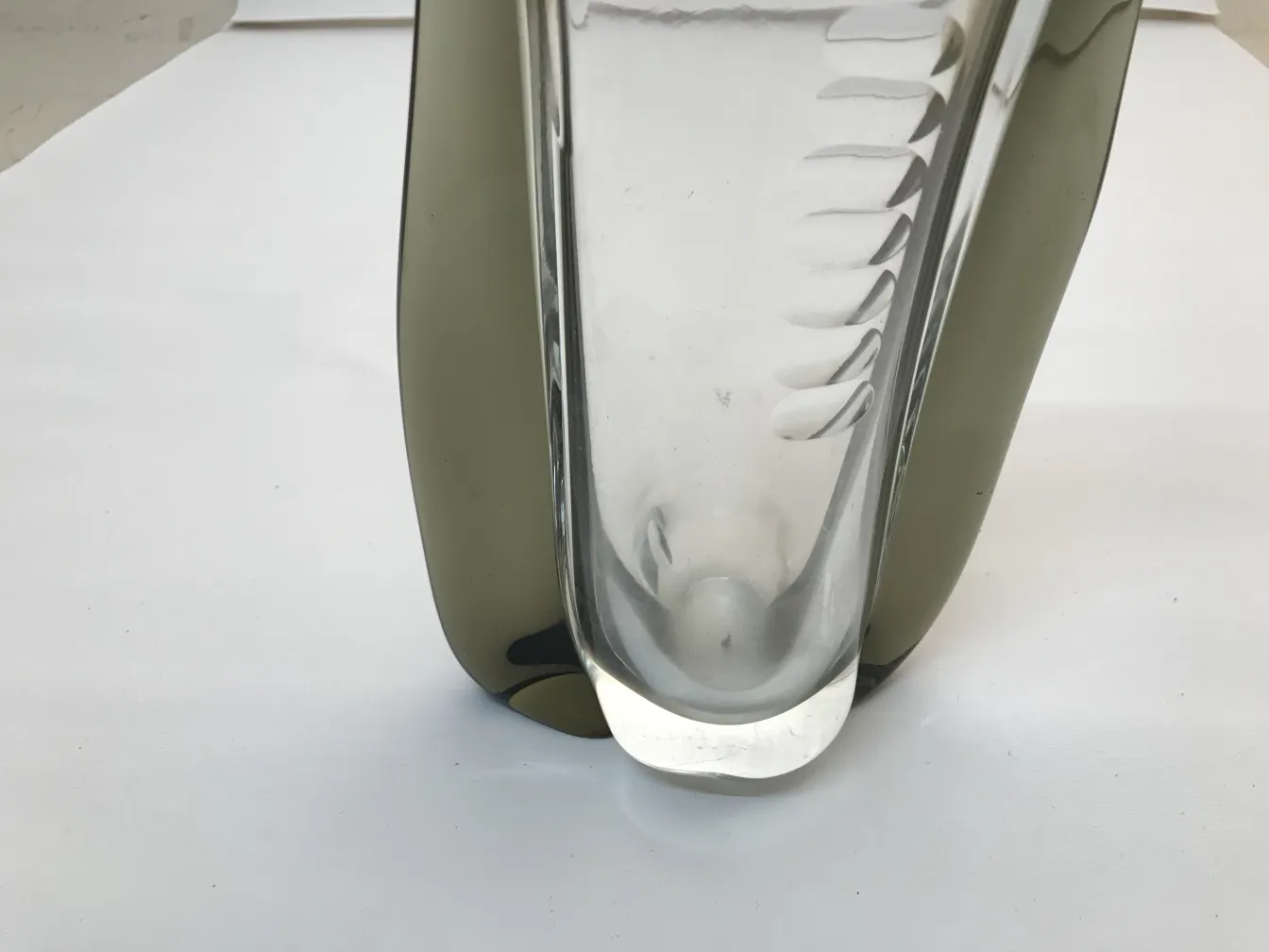 antigo vaso de murano com design curvo elegante