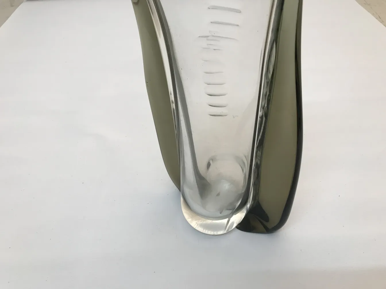 优雅的穆拉诺花瓶，置于简约环境中