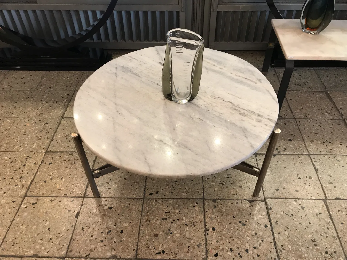 murano-vase auf einem runden marmortisch