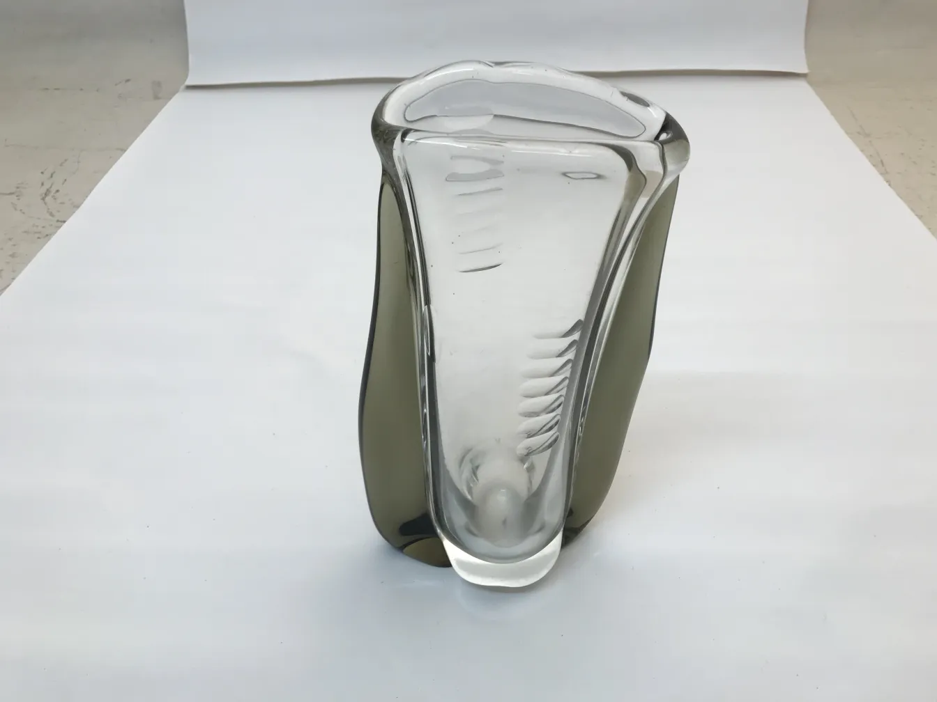 Vaso di Murano antico con forma elegante e dettagli decorativi