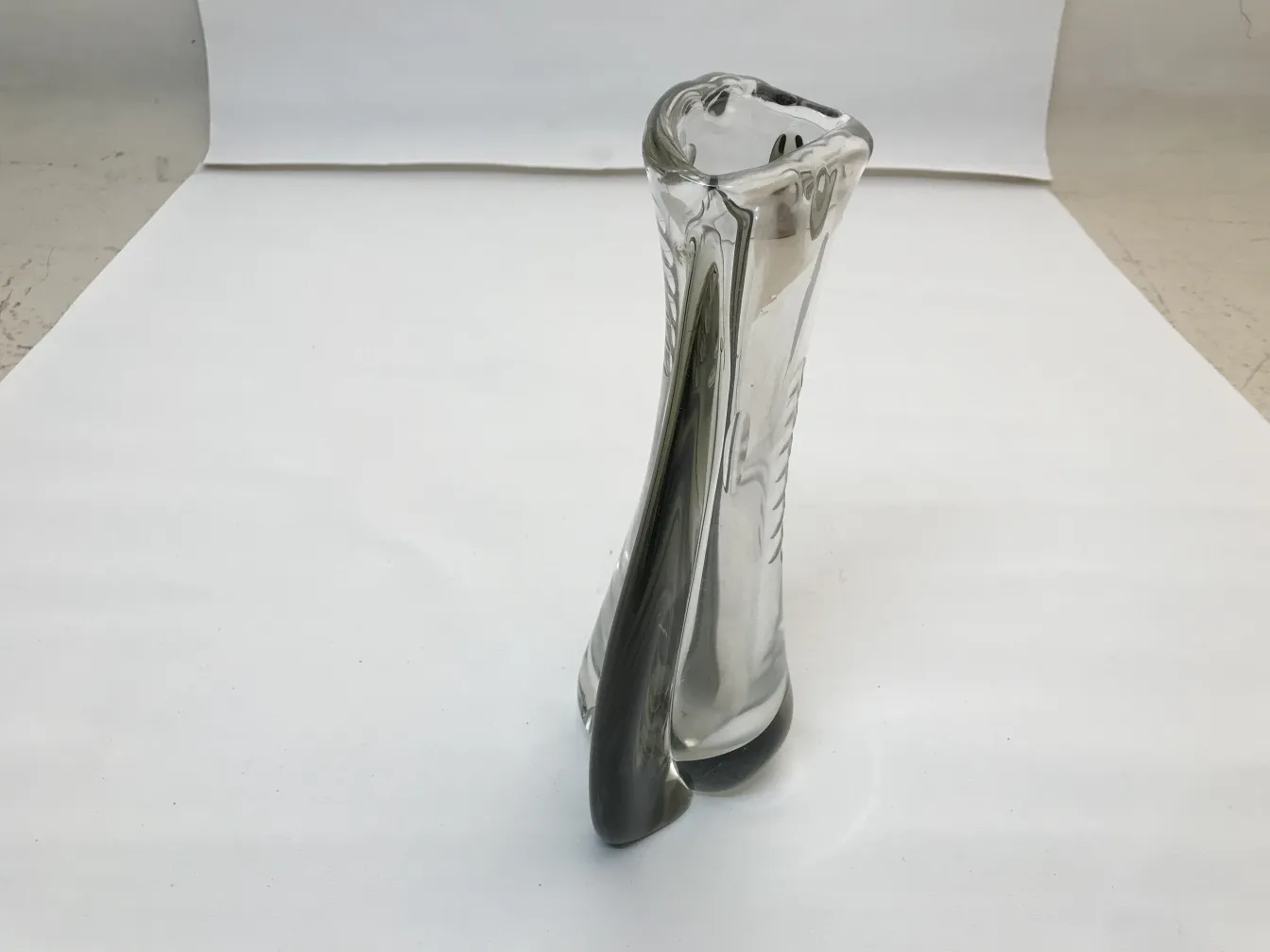 ユニークでエレガントな曲線デザインのアンティークムラーノの花瓶、白い背景