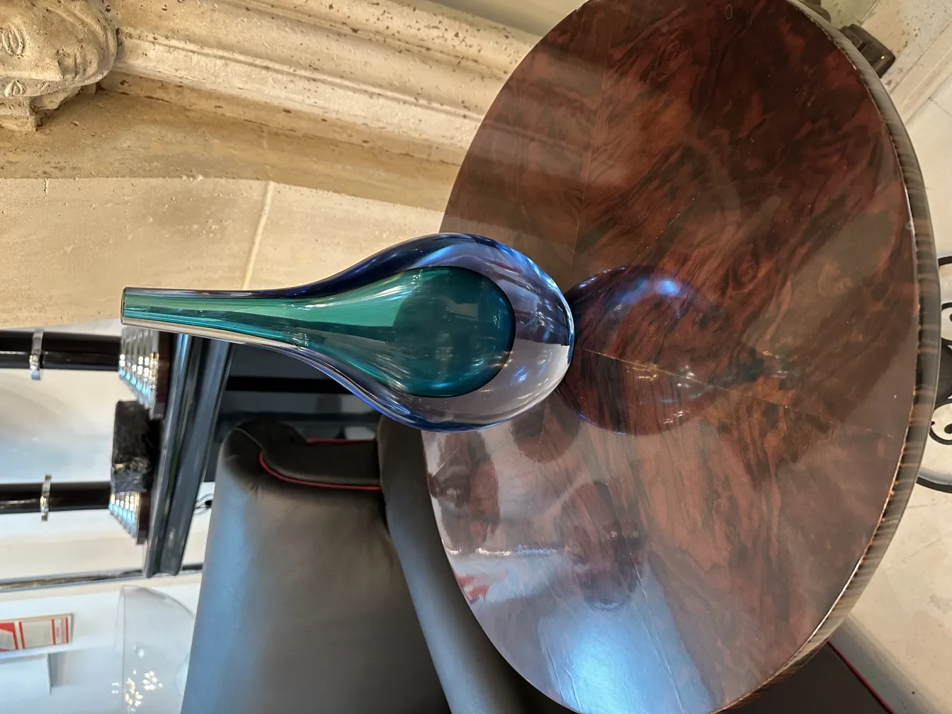 vase di murano antico blu su un tavolo